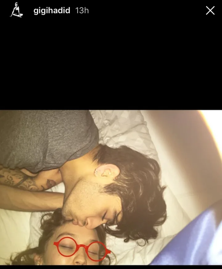Ο Zayn Malik και η Gigi Hadid ξαπλωμένοι σε κρεβάτι.