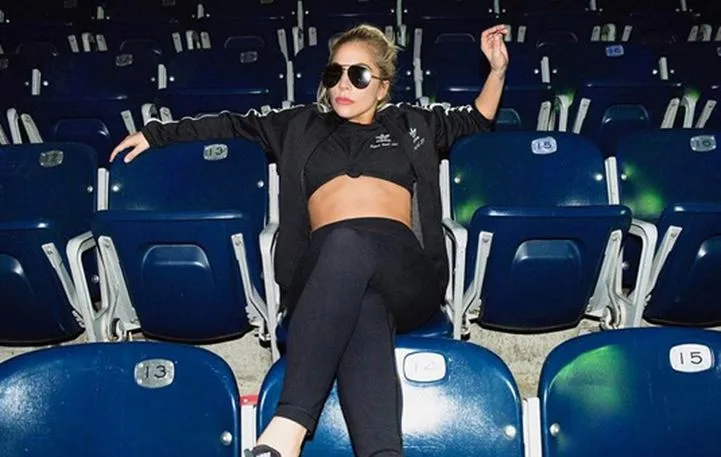 Η Lady Gaga κάθεται σε κερκίδες σταδίου