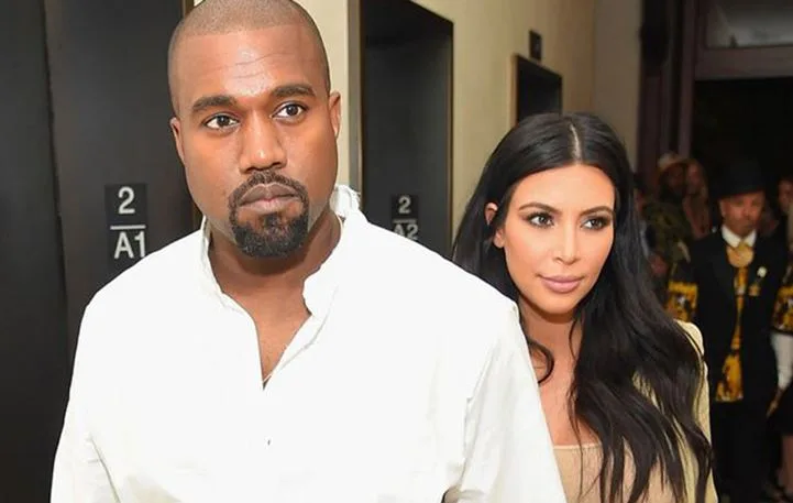 Ο Kanye West και η Kim Kardashian σε εσωτερικό χώρο