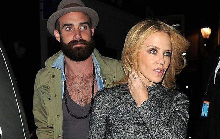 Η Kylie Minogue και ο Joshua Sasse σε βραδινή έξοδο.