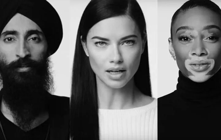 Η Adriana Lima και άλλα μοντέλα σε ασπρόμαυρο πλάνο από καμπάνια για τους μετανάστες.