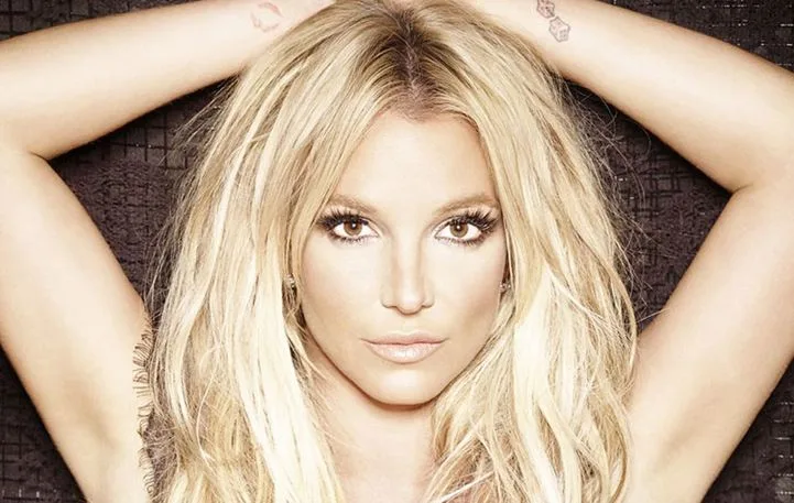 Κοντινό πορτρέτο της Britney Spears με τα χέρια πίσω από το κεφάλι.