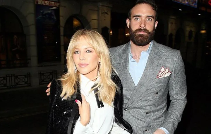 Η Kylie Minogue και ο Joshua Sasse σε βραδινή έξοδο.