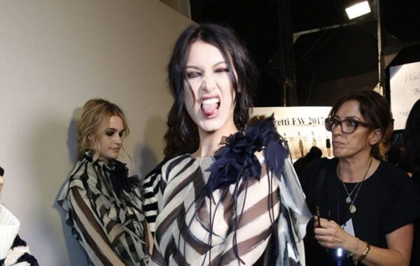 H Bella Hadid αποκάλυψε παραπάνω απ’ όσα περίμενες στο catwalk.
