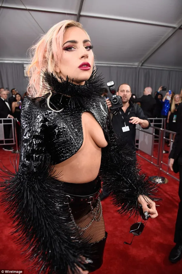Η Lady Gaga στο κόκκινο χαλί των βραβείων Grammy.