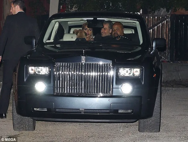 Η Lady Gaga και ο Christian Carino μέσα σε πολυτελές αυτοκίνητο.