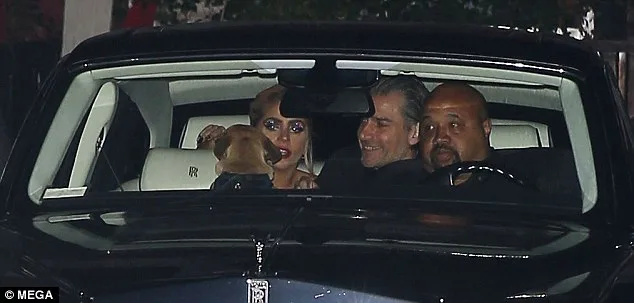 Η Lady Gaga και ο Christian Carino στο πίσω κάθισμα ενός αυτοκινήτου.