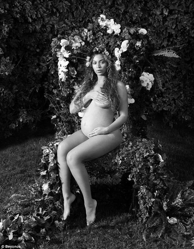 Η Beyoncé ποζάρει γυμνή και έγκυος σε ένα θρόνο από λουλούδια.