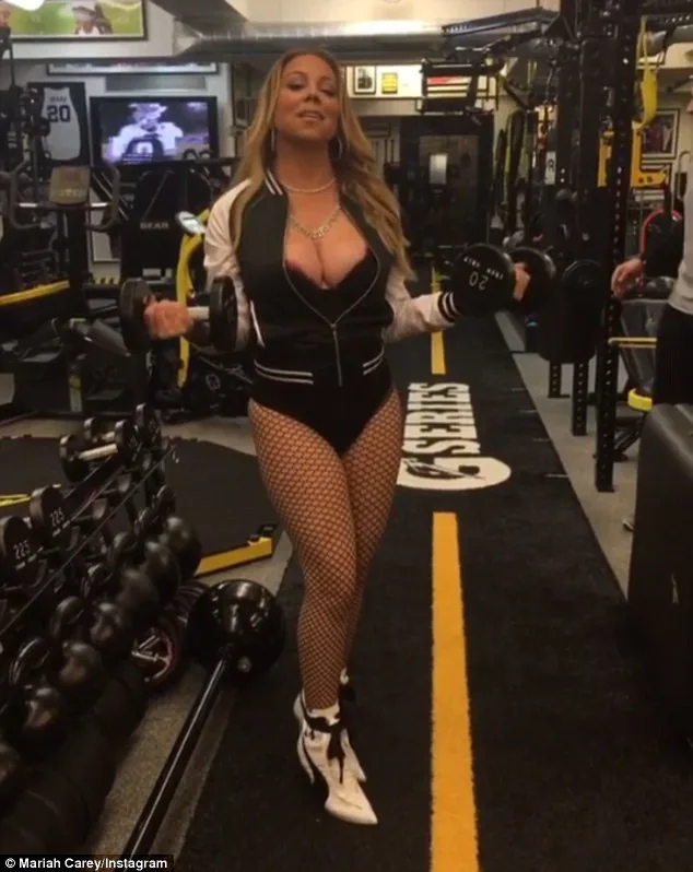 Η Mariah Carey στο γυμναστήριο με κορμάκι, διχτυωτό καλσόν και τακούνια.