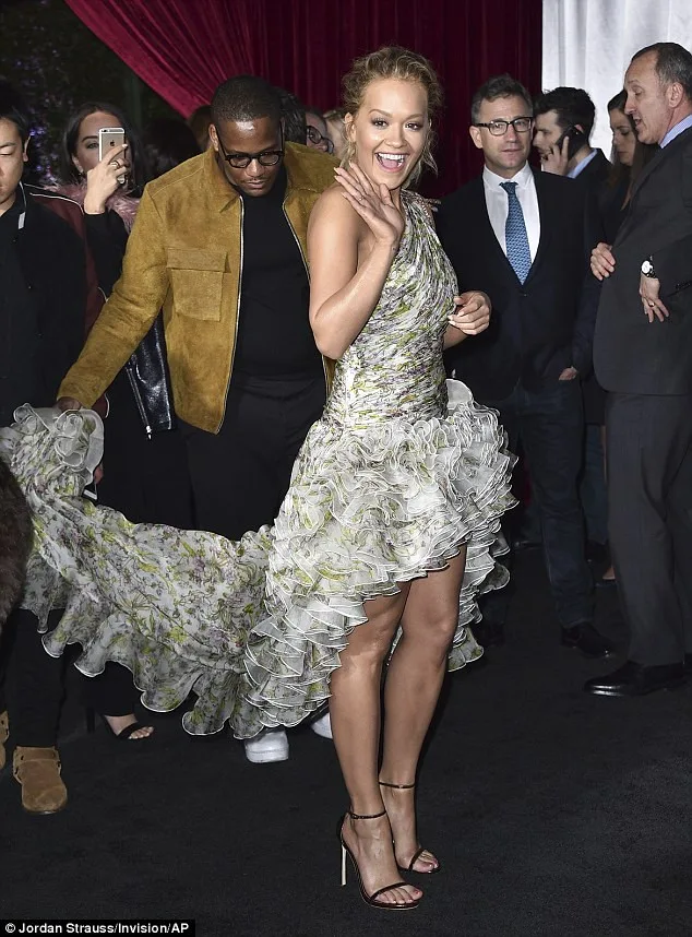 Η Rita Ora με φλοράλ φόρεμα σε πρεμιέρα ταινίας.