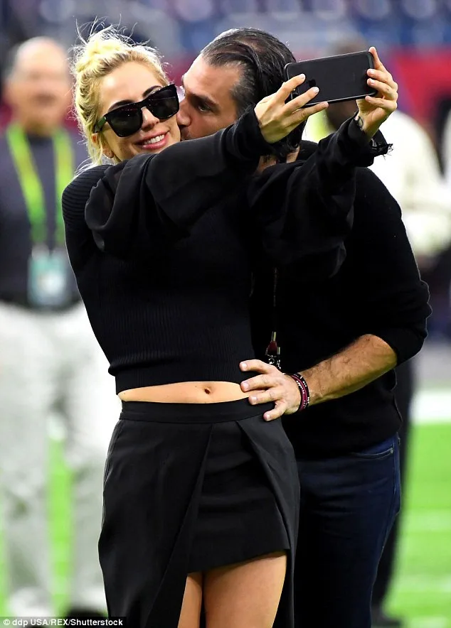 Η Lady Gaga και ο Christian Carino βγάζουν selfie.
