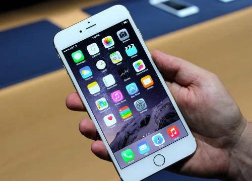 Ένα λευκό iPhone 6 σε χέρι χρήστη με την αρχική οθόνη ανοιχτή.