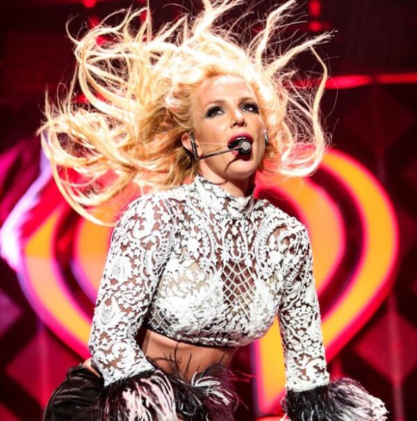 Η Britney Spears έβγαλε καταλάθος το ρούχο της και καταλαβαίνετε τί είδαμε.