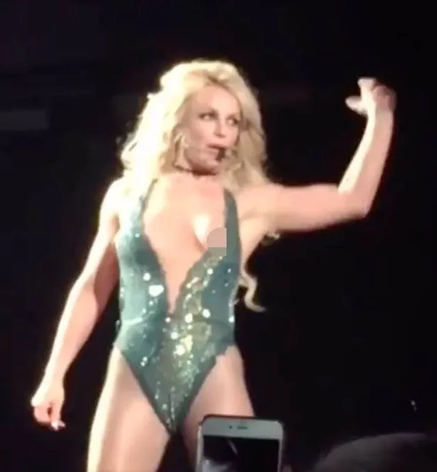Η Britney Spears στη σκηνή κατά τη διάρκεια συναυλίας της στο Las Vegas.