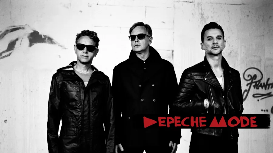 Το συγκρότημα Depeche Mode σε ασπρόμαυρη φωτογραφία.