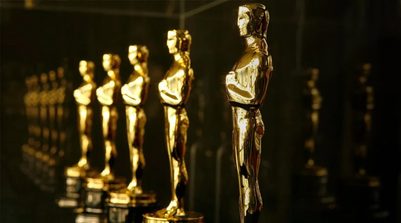 Χρυσά αγαλματίδια των βραβείων Oscar σε σειρά.