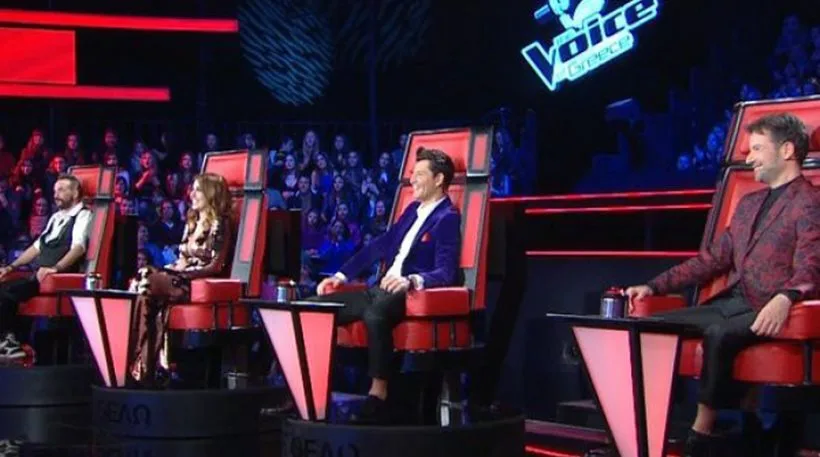 Οι coaches του The Voice, Πάνος Μουζουράκης, Έλενα Παπαρίζου, Σάκης Ρουβάς και Κωστής Μαραβέγιας στις καρέκλες τους.
