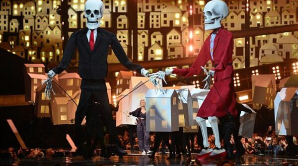 H Katy Perry εμφανίστηκε στα Brit Awards με τους σκελετούς του Donald Trump και της Tereza Mey.