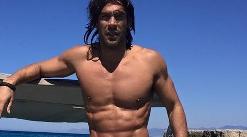 Στο Survivor γλεντάνε τον Σπαλιάρα για τις 4.000 γυναίκες που είπε ότι έχει πάει. Και είναι αρκετά αστείο.