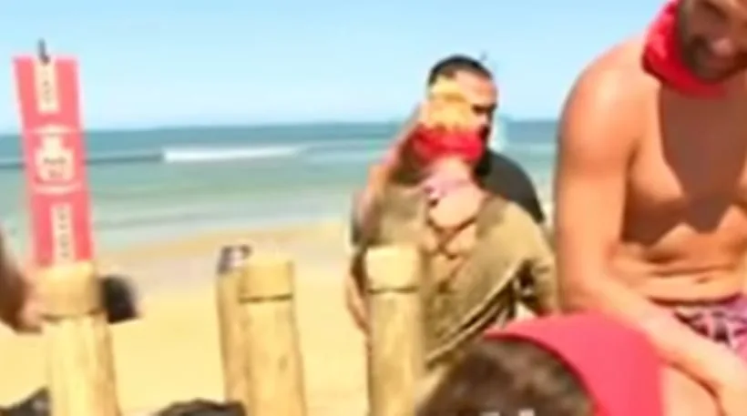 Η Λάουρα Νάργες σε αγώνισμα του Survivor στην παραλία.