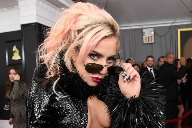 Η Lady Gaga με ροζ μαλλιά και γυαλιά ηλίου στα βραβεία Grammy.