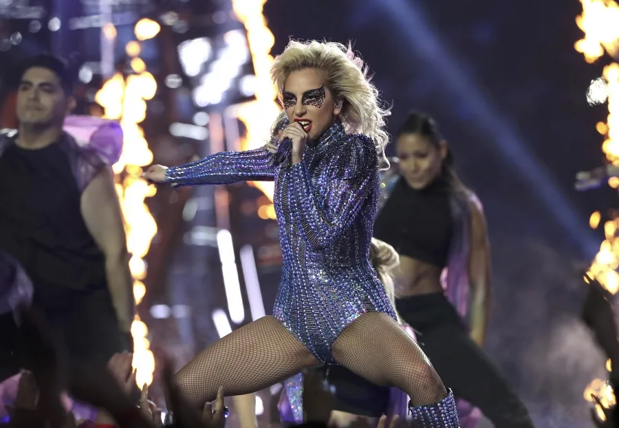 Η Lady Gaga τραγουδάει στο ημίχρονο του Super Bowl 51 στο Χιούστον του Τέξας.