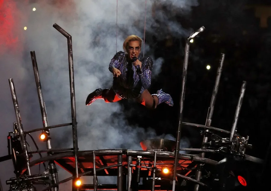 Η Lady Gaga αιωρείται πάνω από τη σκηνή του Super Bowl 51.