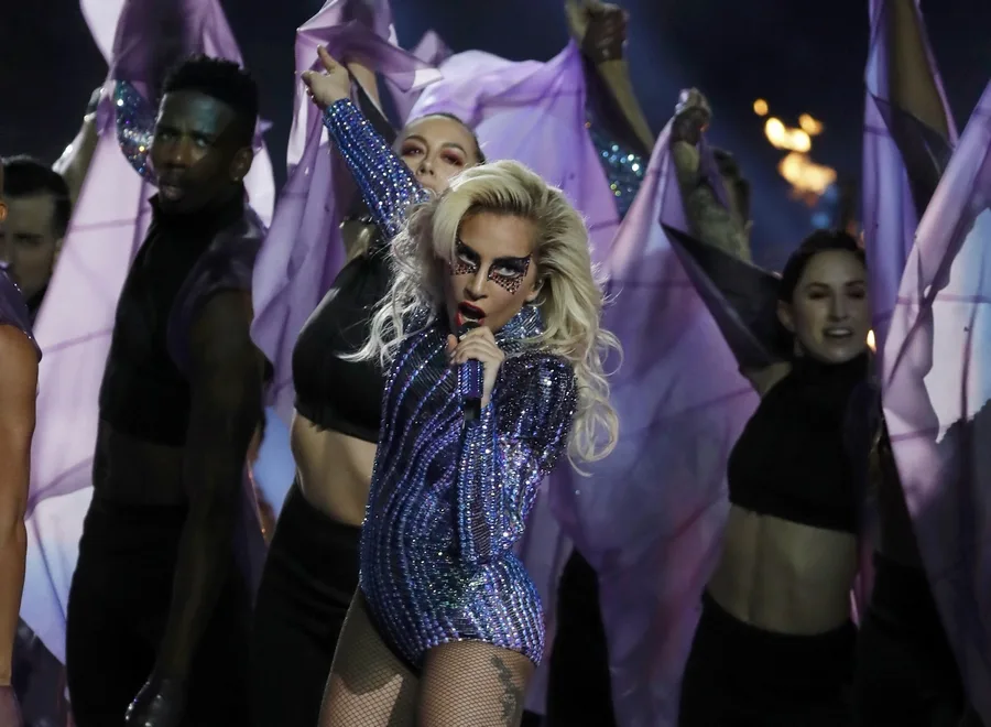 Η Lady Gaga στη σκηνή του Super Bowl με αστραφτερό κορμάκι και χορευτές.