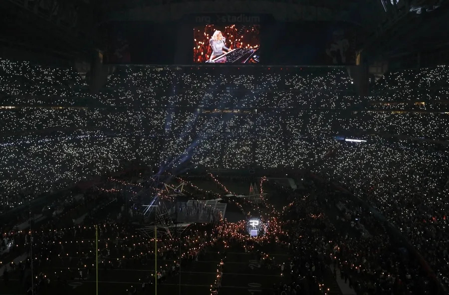 Η Lady Gaga στη γιγαντοοθόνη του NRG Stadium κατά τη διάρκεια του Super Bowl 51.