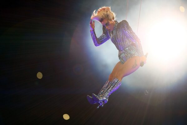 Super Bowl: Η εμφάνιση της Lady Gaga που θα αφήσει ιστορία, μέσα από μεγάλες φωτογραφίες.