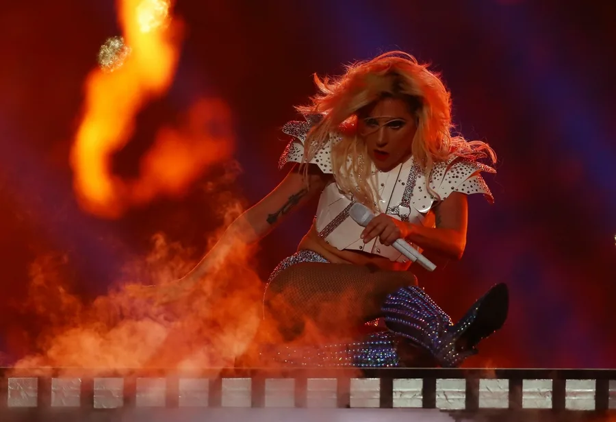 Η Lady Gaga στη σκηνή του Super Bowl 51.
