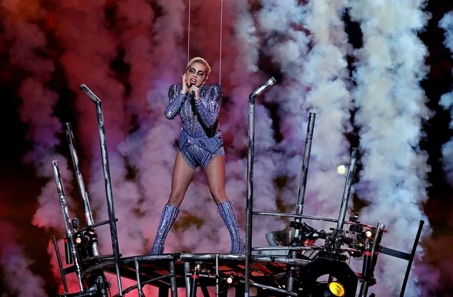 Η Lady Gaga στη σκηνή του Super Bowl 51.