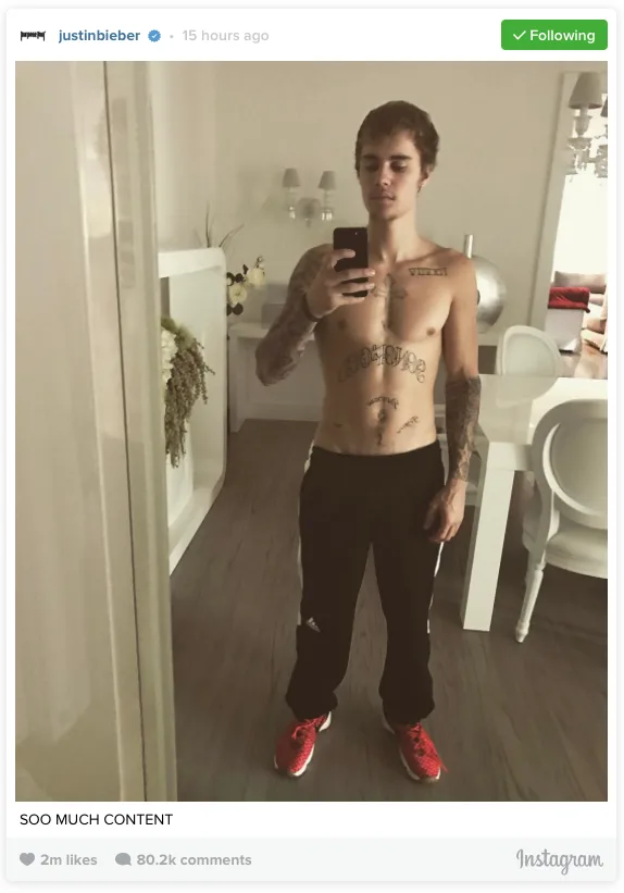 Ο Justin Bieber shirtless σε selfie μπροστά σε καθρέφτη.