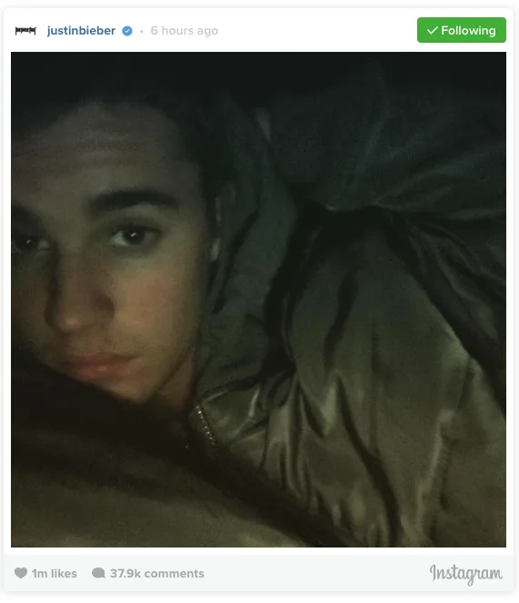 Κοντινή selfie του Justin Bieber στο κρεβάτι.