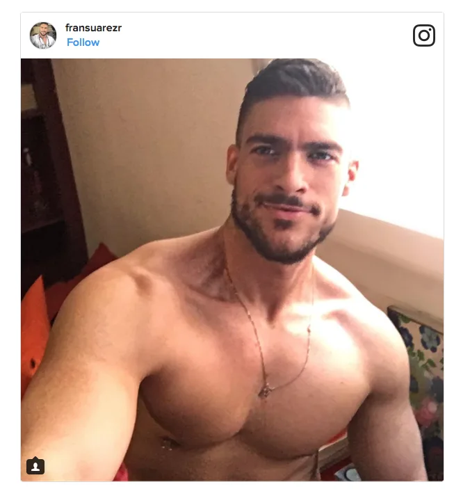 Ο Φραν Σουάρεζ σε selfie φωτογραφία χωρίς μπλούζα.