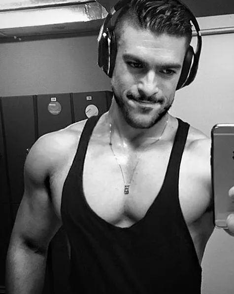 Ο Φραν Σουάρεζ σε ασπρόμαυρη selfie στο γυμναστήριο.