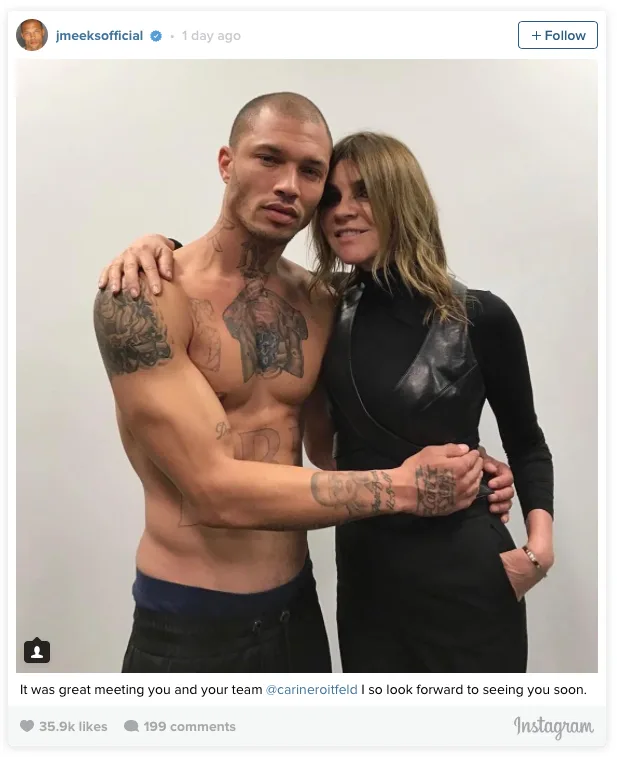 Ο Jeremy Meeks ποζάρει ημίγυμνος δίπλα σε γυναίκα σε φωτογραφία από το Instagram.