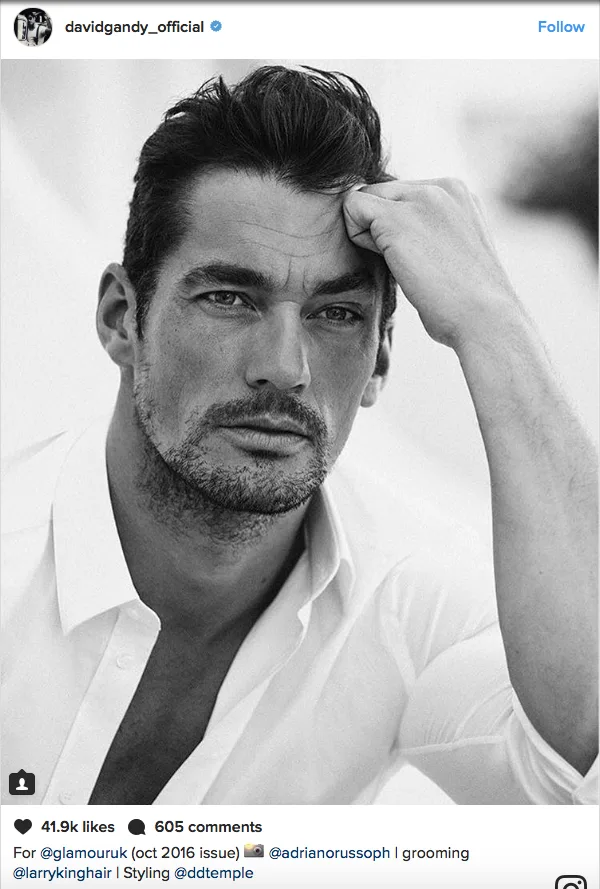 Ασπρόμαυρο κοντινό πορτρέτο του David Gandy με λευκό πουκάμισο.