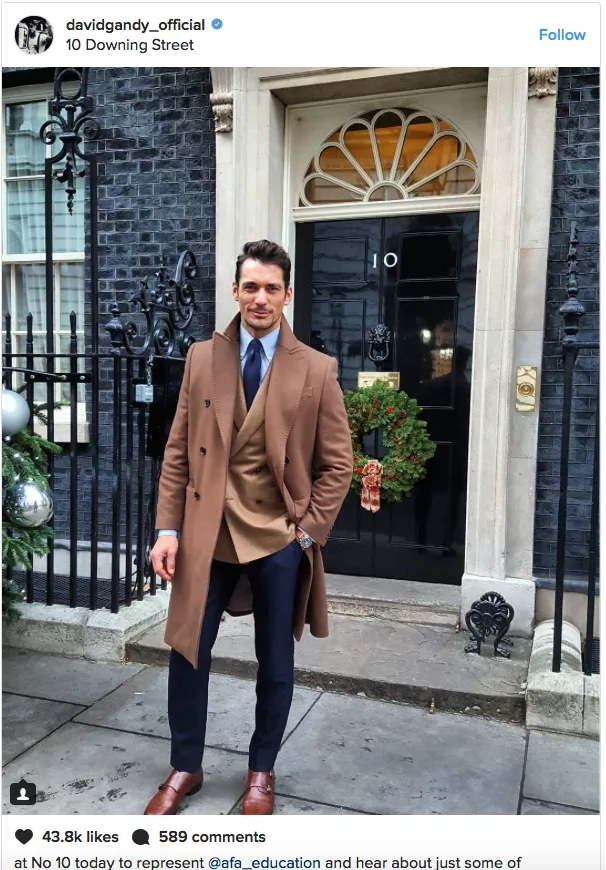 Ο David Gandy με καφέ παλτό και κοστούμι μπροστά από την πόρτα της 10 Downing Street.