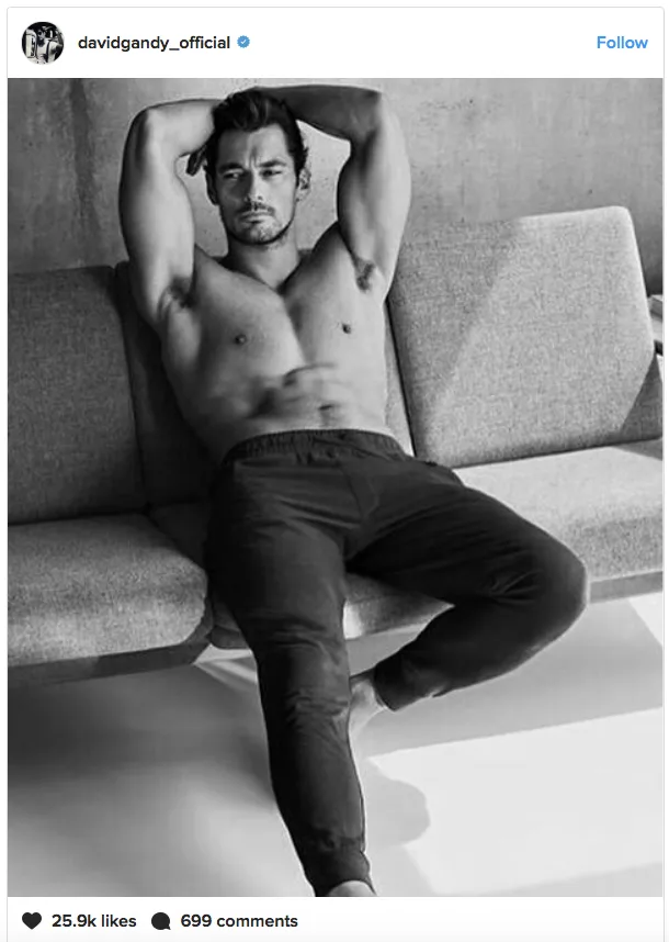 Ο David Gandy ποζάρει χωρίς μπλούζα σε καναπέ.