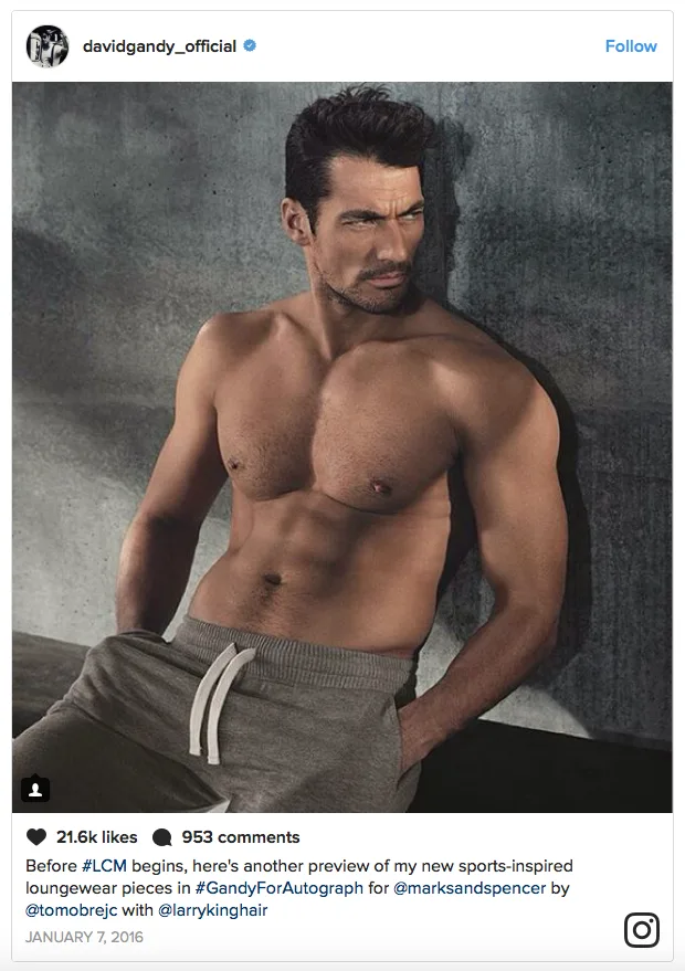 Ο David Gandy ποζάρει χωρίς μπλούζα φορώντας γκρι παντελόνι φόρμας.