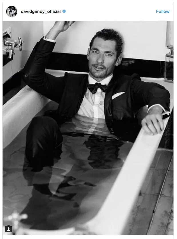 Ο David Gandy με κοστούμι και παπιγιόν μέσα σε μια μπανιέρα γεμάτη νερό.