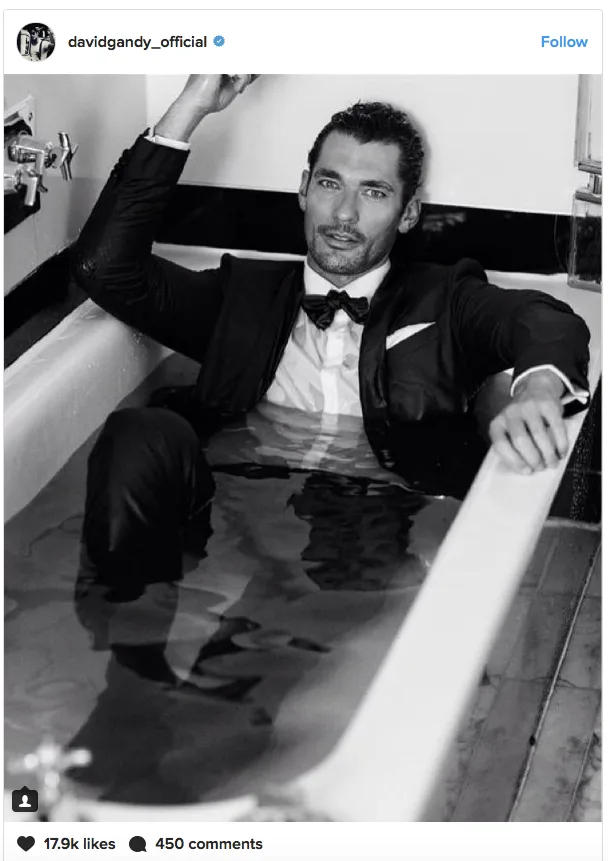 Ο David Gandy με κοστούμι και παπιγιόν μέσα σε μια μπανιέρα γεμάτη νερό.