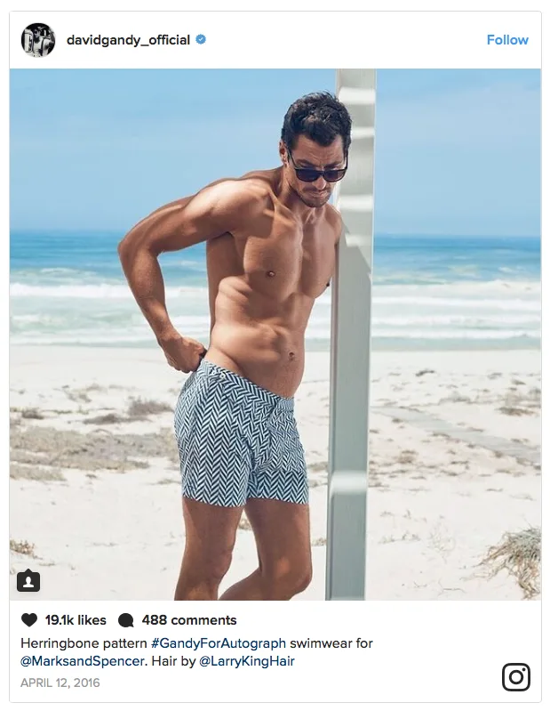 Ο David Gandy ποζάρει με μαγιό σε παραλία.