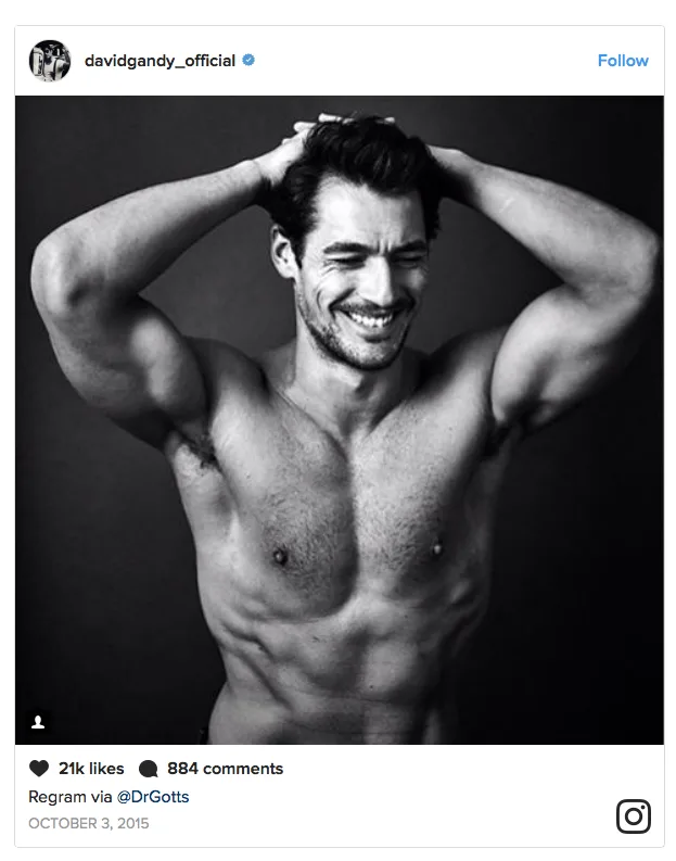 Ασπρόμαυρη φωτογραφία του David Gandy με γυμνό στήθος και τα χέρια στο κεφάλι.