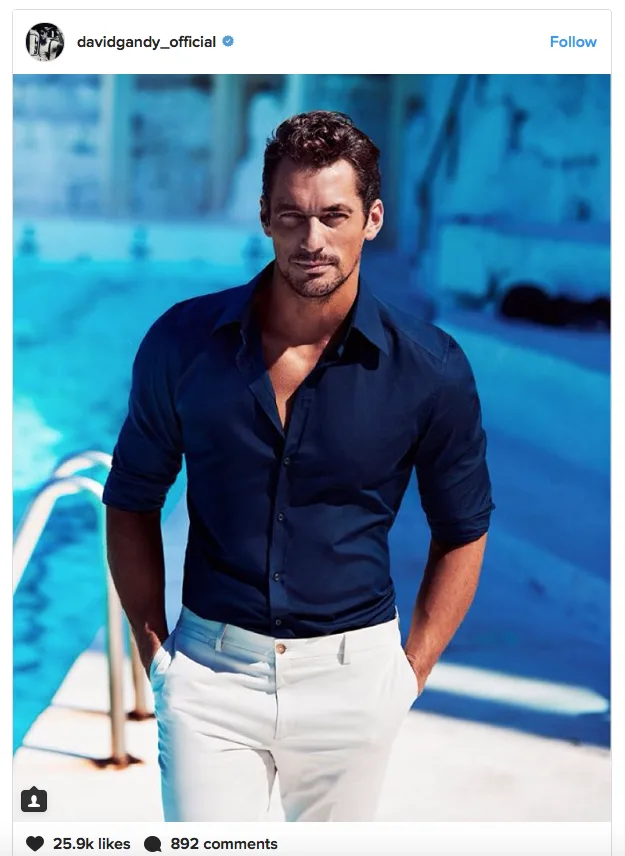 Ο David Gandy ποζάρει μπροστά από μια πισίνα.