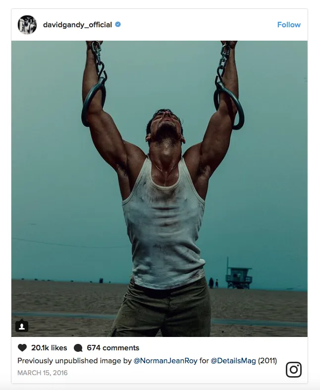 Ο David Gandy σε ασπρόμαυρο φόντο με αθλητική περιβολή.