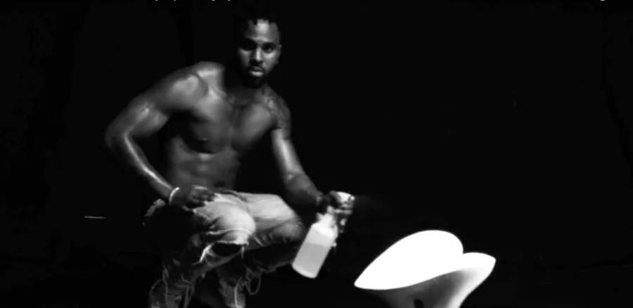 Ο Jason Derulo σε ασπρόμαυρο πλάνο από το βίντεο κλιπ του Swalla.