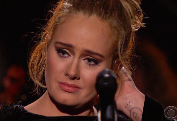 Η Adele έβρισε live στο αφιέρωμα για τον George Michael στα Grammys