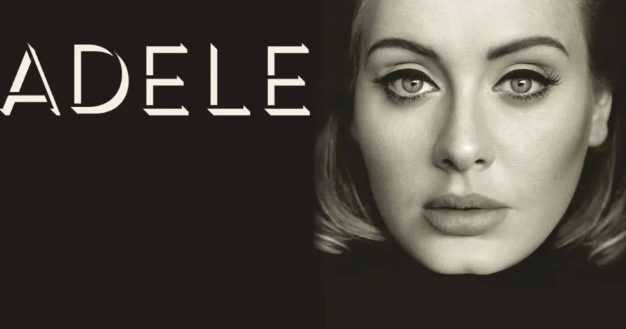 Κοντινό πορτρέτο της Adele σε ασπρόμαυρο φόντο.